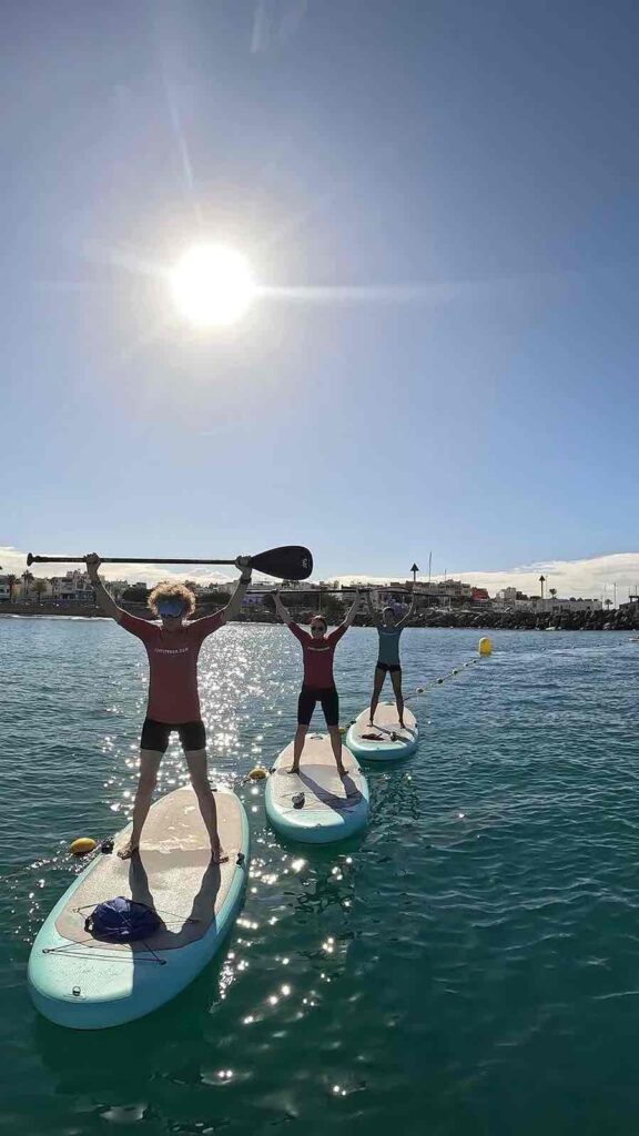 Gente haciendo ejercicio en clase de Paddle Surf