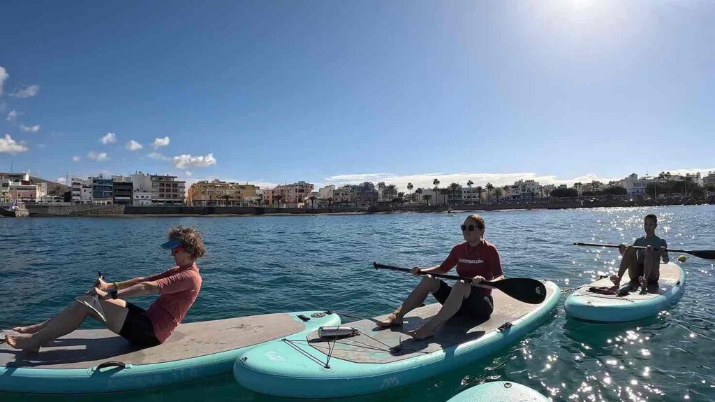 Descanso clase de fitness en el mar