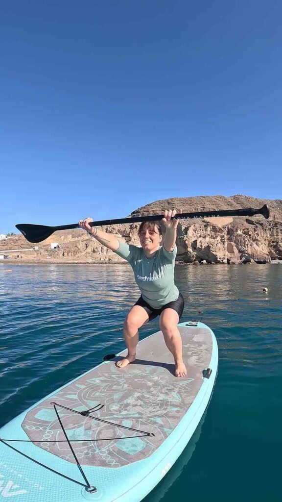 Chica ejercitándose en un gym en el mar