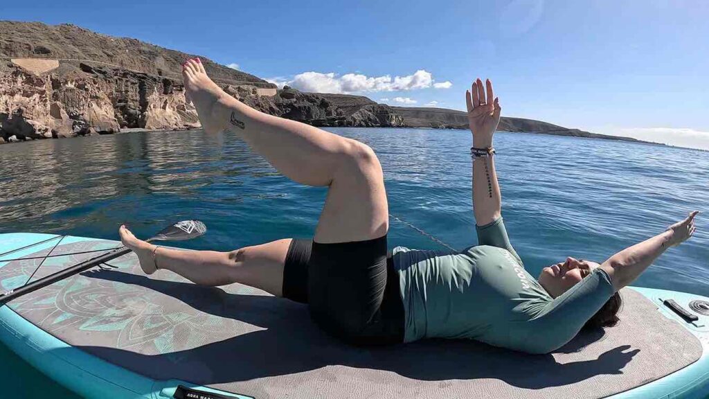 Haciendo abdominales en clase de SUP Fit Yoga en Gran Canaria
