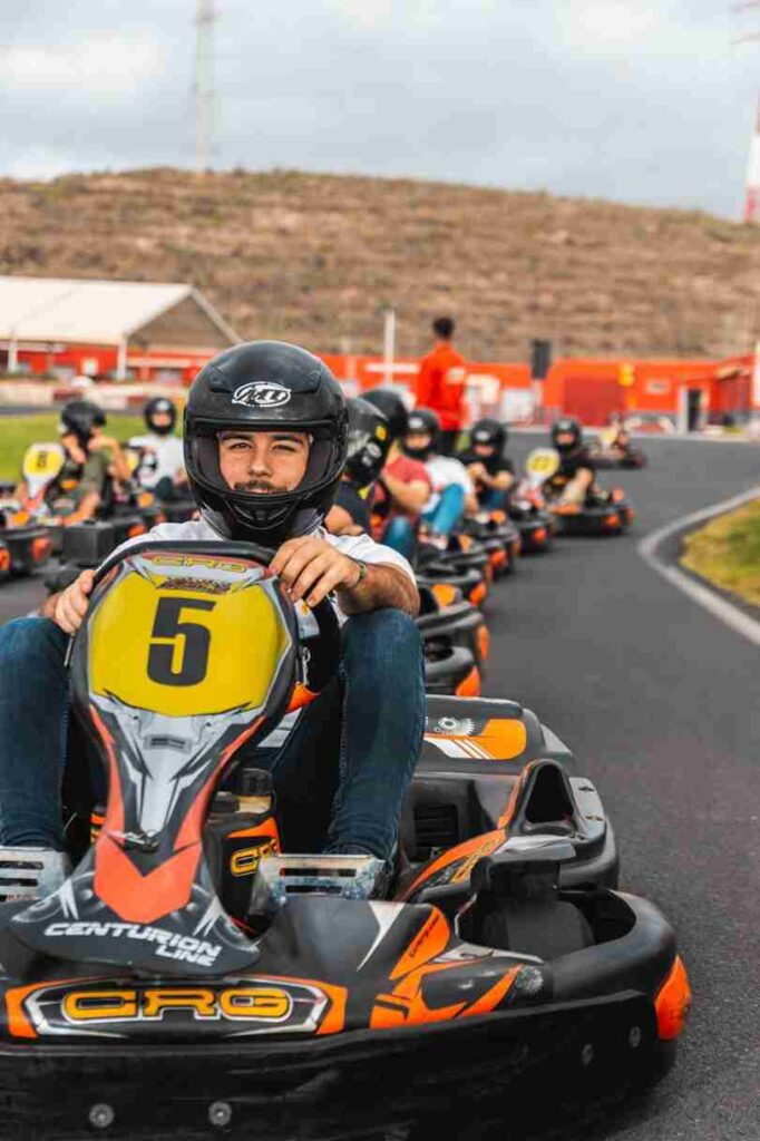 Grupo a punto de empezar una carrera de karts