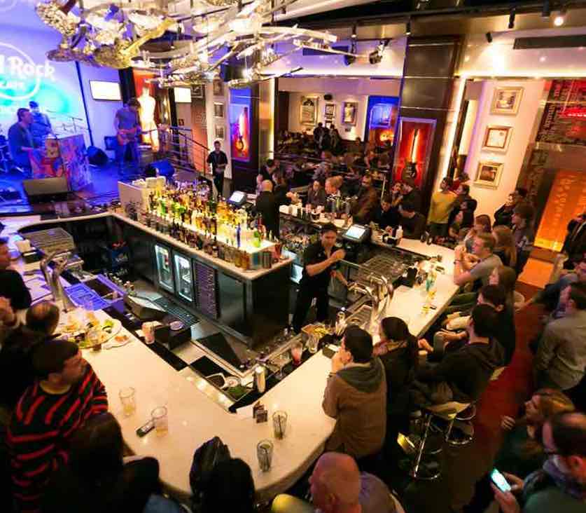 Gente tomando algo mientras tocan Rock en directo