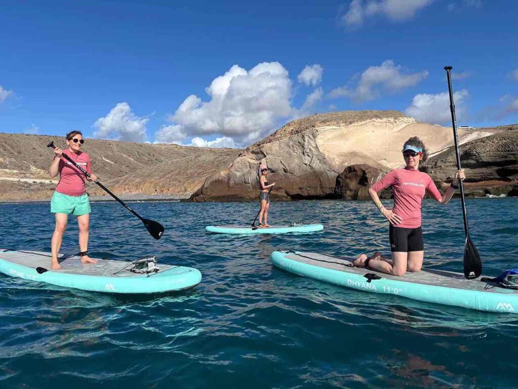 Grupo descubriendo Gran Canaria desde un tabla de surf