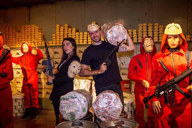 Amigos robando junto a los personajes de cera de La Casa de Papel