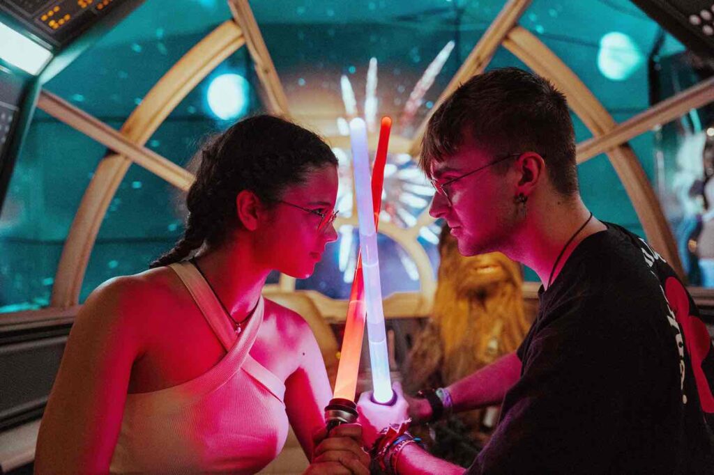Pareja en el Halcón Milenario de Star Wars hecho de cera