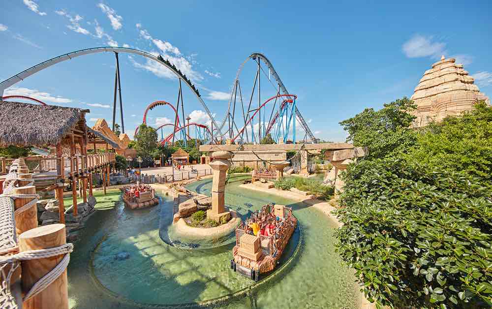 Atracciones en PortAventura Park vistas de lejos