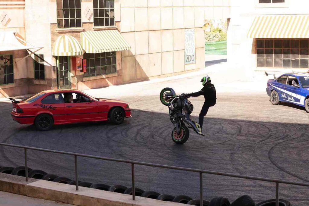 Espectáculo a motor de derrapes de coches y motos en la Warner