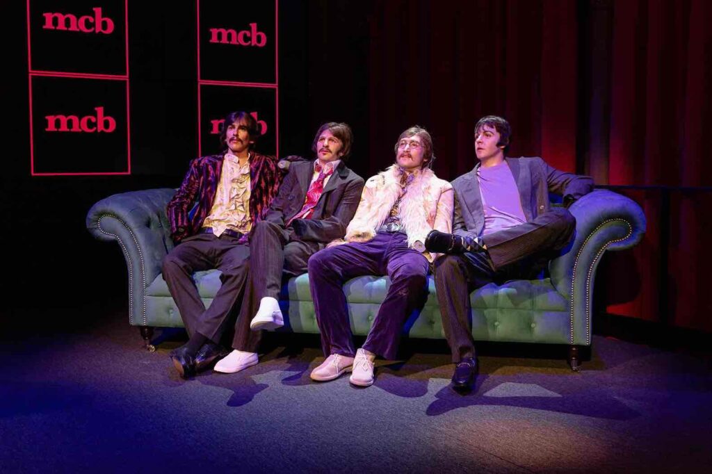 Estatua de los Beatles hecha de cera en el museo de Barcelona