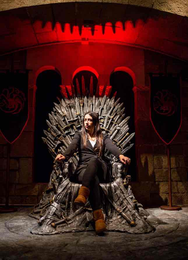 Chica sentada en el Trono de hierro