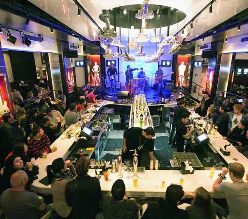 Gente cenando en Hard Rock Cafe de Barcelona