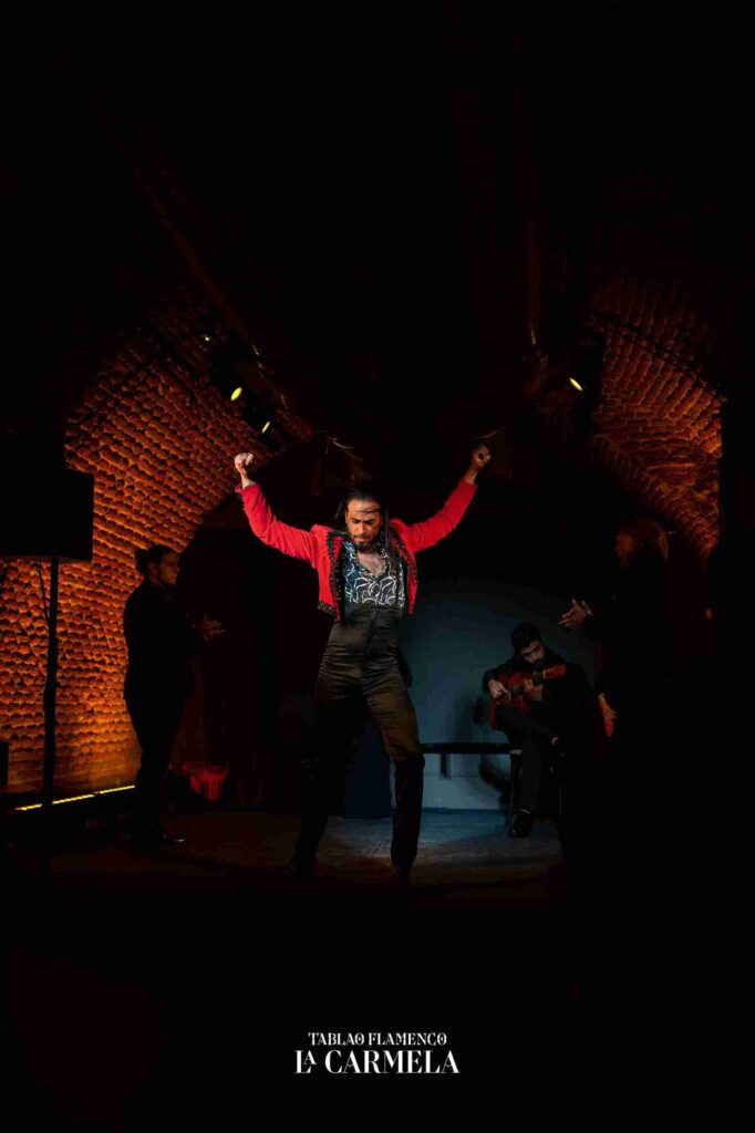 Bailaor flamenco en la tarima de La Carmela