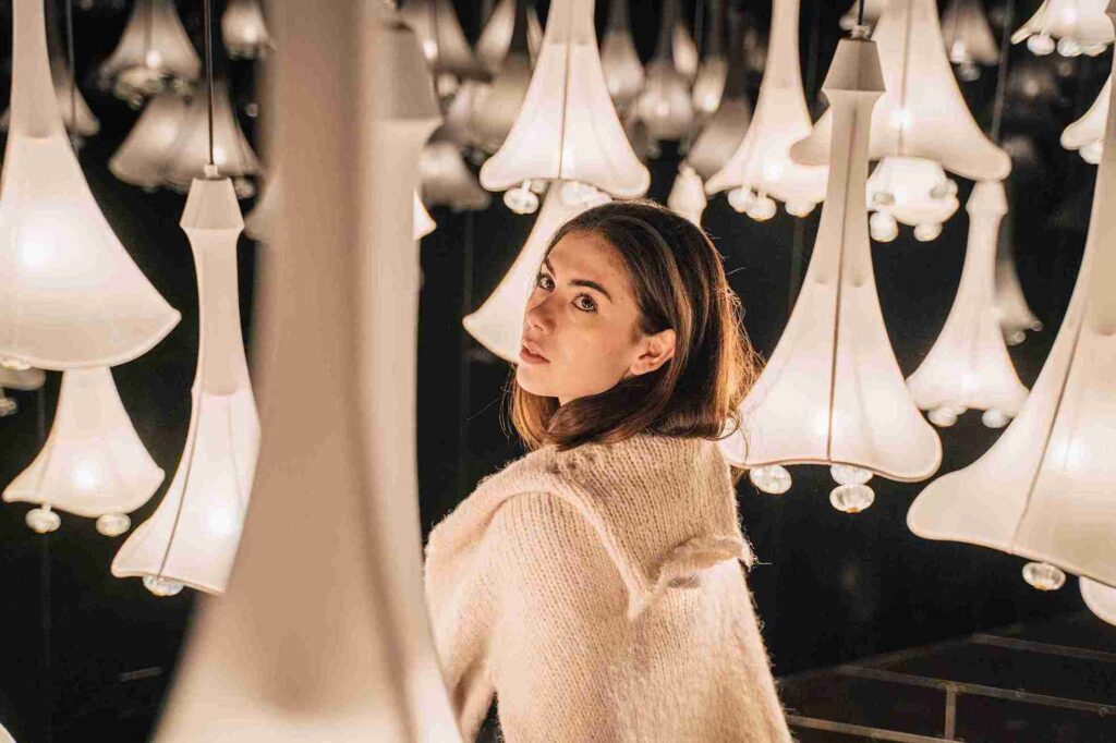 Foto de una chica en un set up de IKONO con lámparas blancas aesthetic