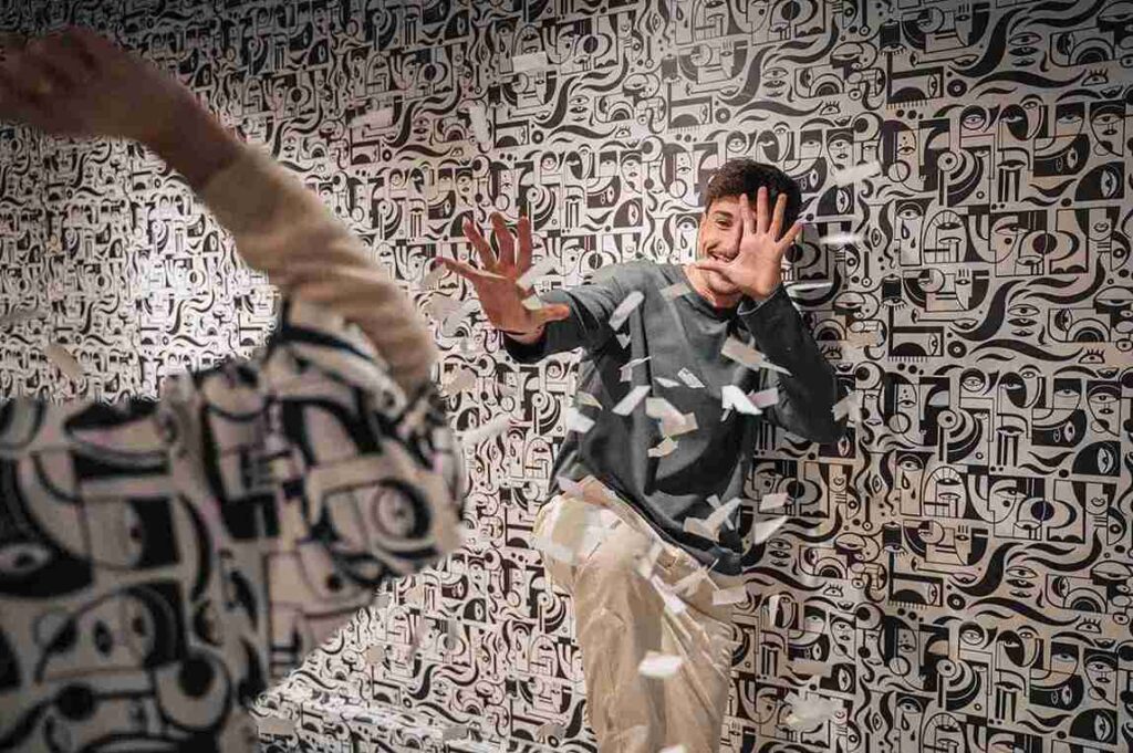 Foto de chico con cartas en movimiento en IKONO Madrid