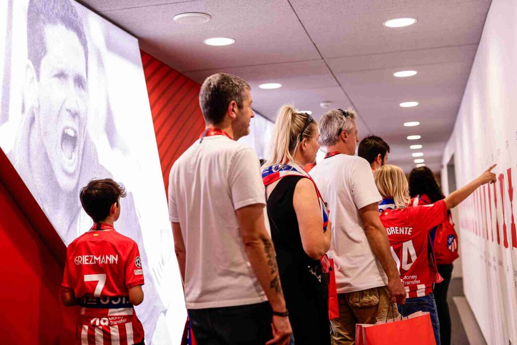 Familia visitando los pasillos del Tour del Atlético del Madrid en el estadio