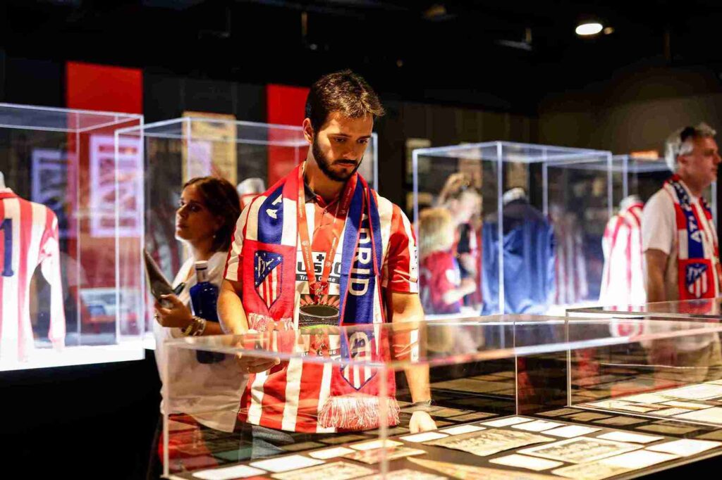 Gente mirando las vitrinas del museo del Atleti