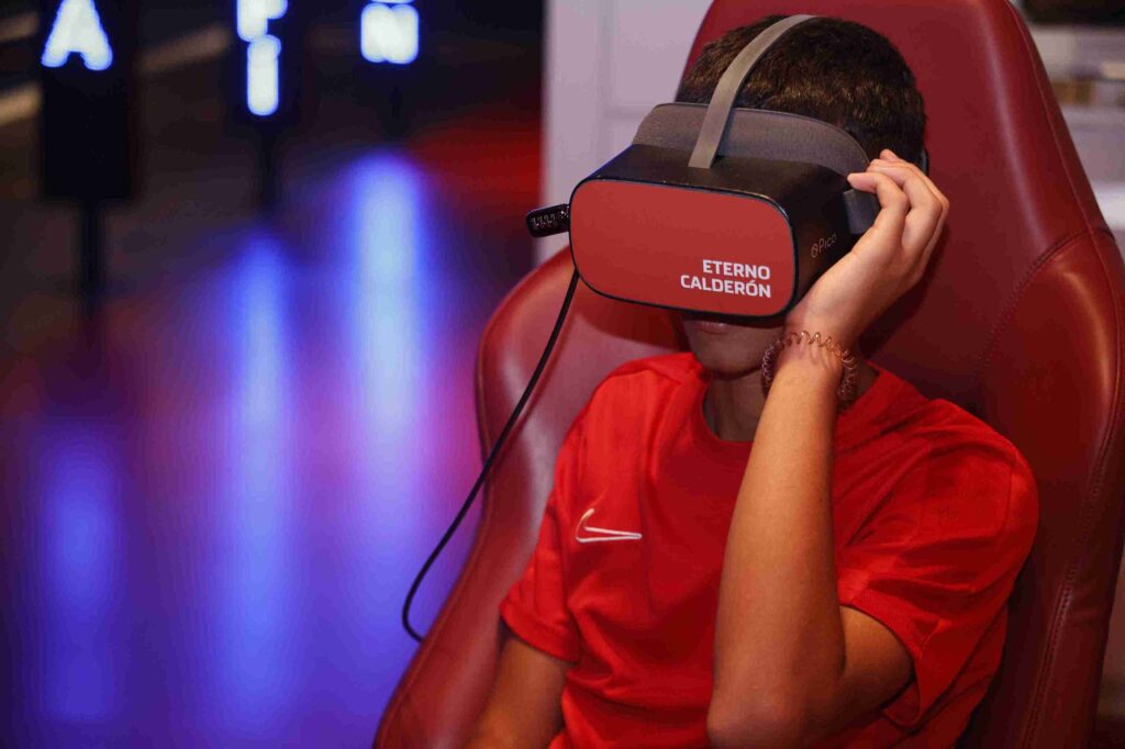 Persona disfrutando de la Realidad Virtual del Tour del Atleti