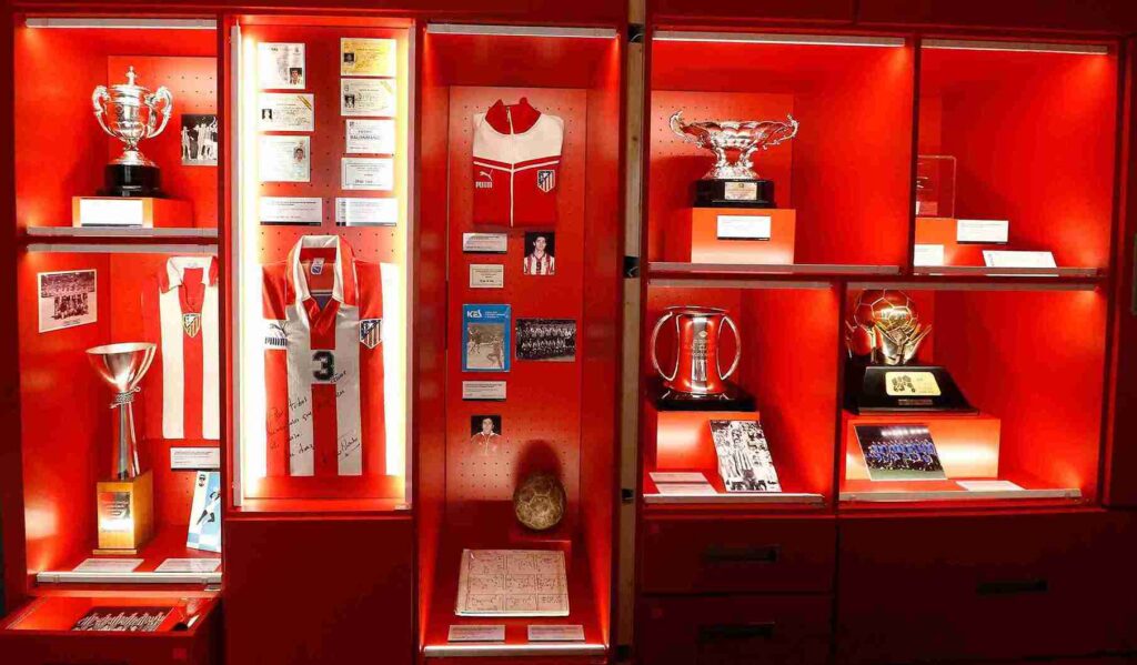 Vitrinas llenas de antiguas equipaciones del Atleti