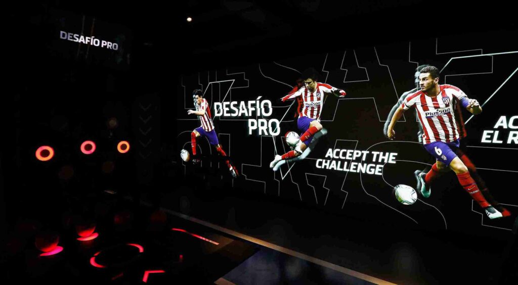 Pantallas proyectando a jugadores de Atlético de Madrid